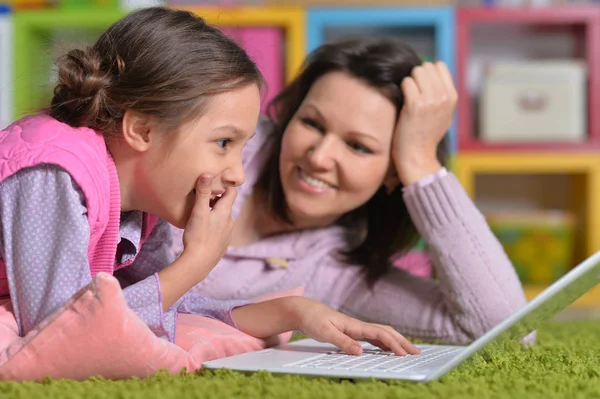 Mãe com filha usando laptop — Fotografia de Stock