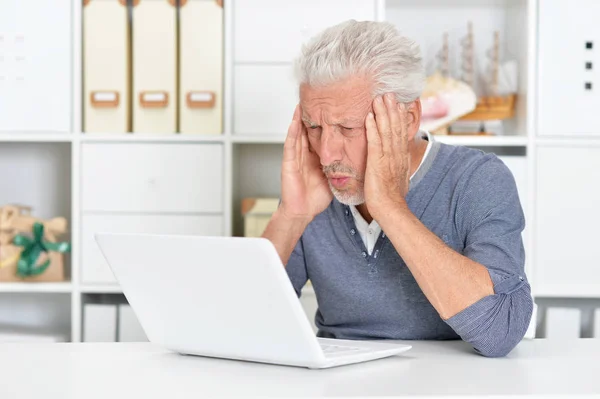 Emotional Senior Man Using Laptop Home — Stock Photo, Image