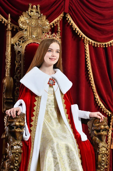 Feliz Niña Princesa Posando Trono —  Fotos de Stock