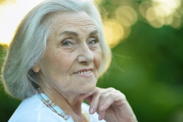 Felice Donna Anziana Bella Nel Parco Primaverile — Foto Stock