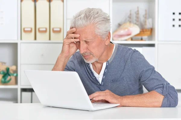 Emotionaler Senior Nutzt Laptop Hause — Stockfoto