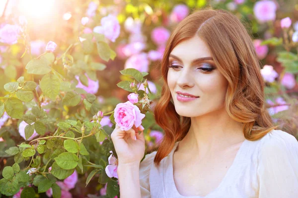 Hermosa Joven Posando Por Rosal — Foto de Stock