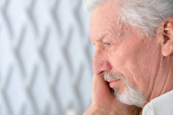 Nahaufnahme Porträt Eines Nachdenklichen Seniors Hause — Stockfoto