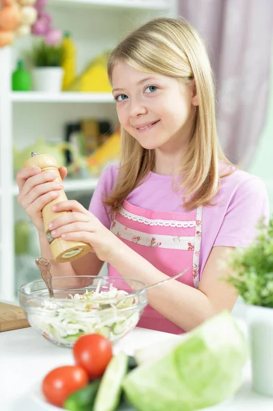 Menina Bonito Preparando Salada Fresca Mesa Cozinha — Fotografia de Stock