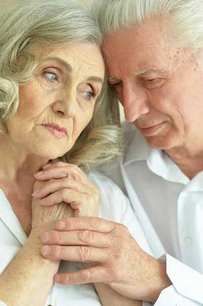 Porträtt Ledsna Äldre Par Poserar Hemma — Stockfoto