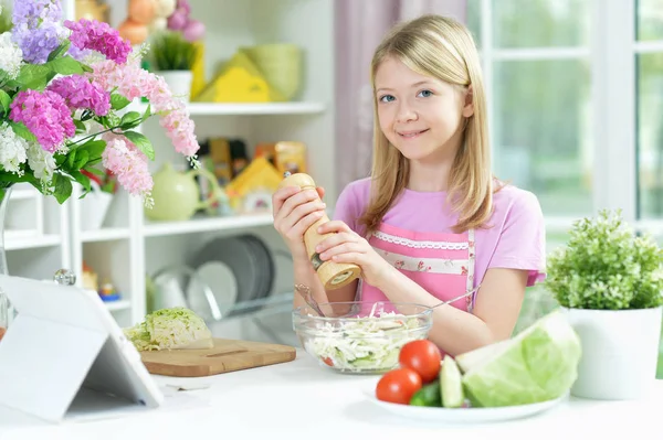 Nettes Kleines Mädchen Bereitet Mit Tablet Hause Frischen Salat Auf — Stockfoto