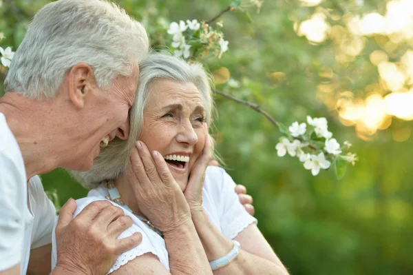 Mooie Senior Paar Knuffelen Het Park — Stockfoto