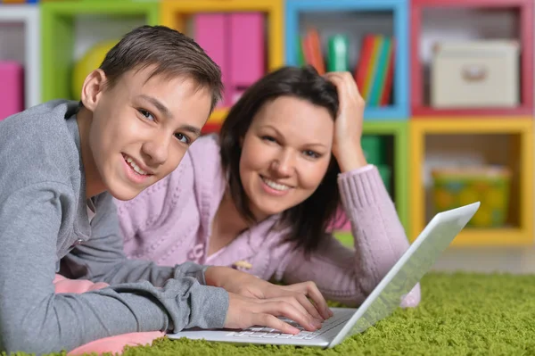 Mor och son med bärbar dator — Stockfoto