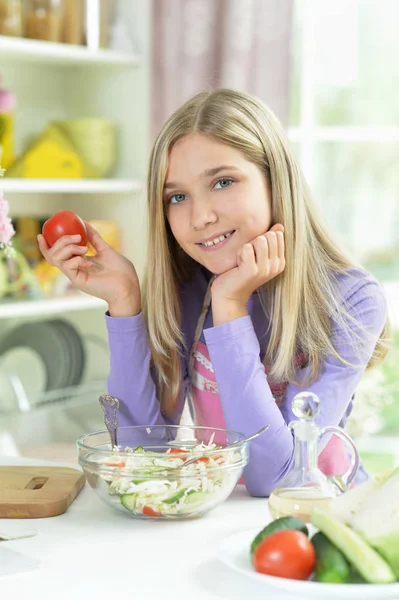 Nettes Kleines Mädchen Würzt Frischen Salat Auf Küchentisch — Stockfoto