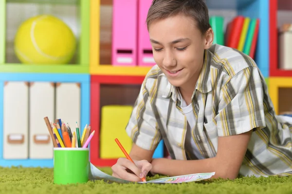 Kleiner Junge zeichnet Bild — Stockfoto