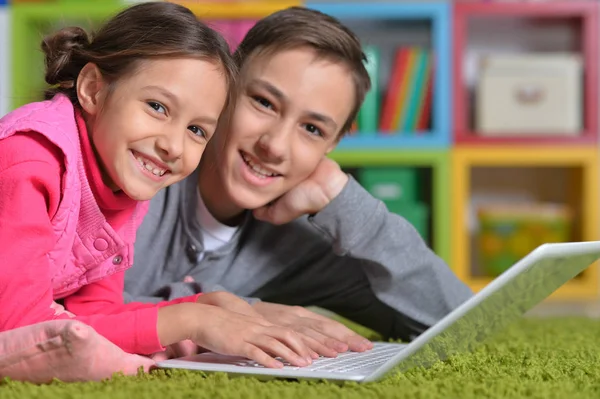 Broer en zus spelen van computerspel — Stockfoto