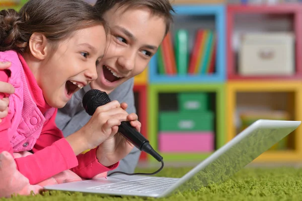 Sevimli Küçük Kız Erkek Modern Dizüstü Bilgisayar Ile Karaoke Şarkı — Stok fotoğraf