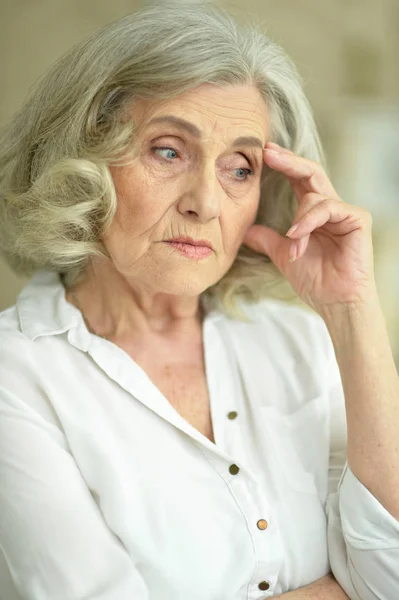 Vackra Sorgliga Senior Kvinna Hemma — Stockfoto