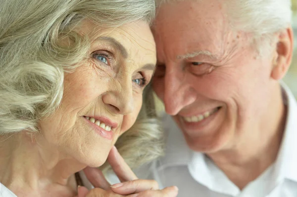 Feliz Pareja Ancianos Posando Casa — Foto de Stock