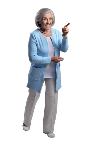 Портрет Красивой Пожилой Женщины Указывающей Направо Белом Фоне — стоковое фото