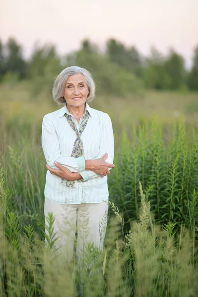 Feliz Seniores Bela Mulher Parque Primavera — Fotografia de Stock