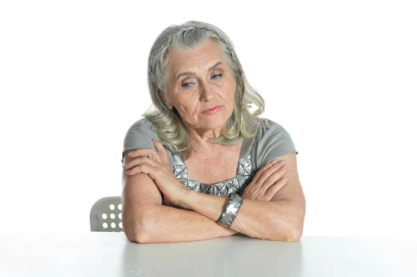Λυπημένη Ηλικιωμένη Γυναίκα Στο Τραπέζι Απομονωμένη Λευκό Φόντο — Φωτογραφία Αρχείου