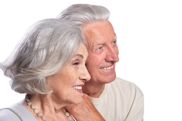 Ευτυχισμένο Ζευγάρι Ηλικιωμένων Που Αγκαλιάζονται Απομονωμένη Λευκό Φόντο — Φωτογραφία Αρχείου