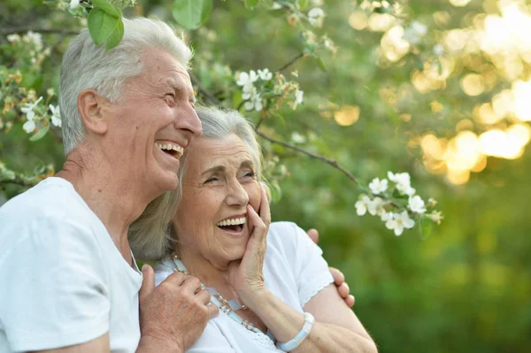 Hermosa Pareja Ancianos Abrazándose Parque —  Fotos de Stock