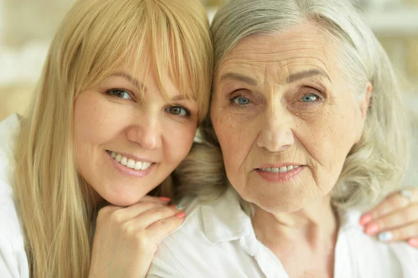 Senior Moeder Met Volwassen Dochter Poseren Samen — Stockfoto