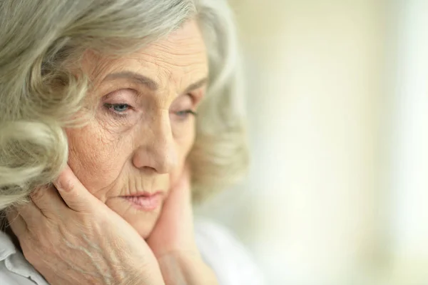 Belle Femme Âgée Triste Maison — Photo