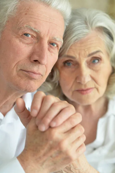 Porträtt Ledsna Äldre Par Poserar Hemma — Stockfoto