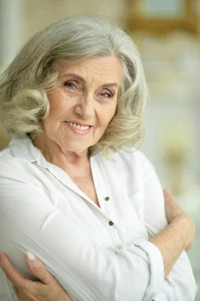 Portret Van Gelukkig Senior Vrouw Poseren Thuis — Stockfoto