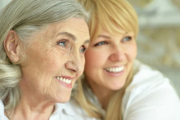 Ritratto Donna Anziana Con Figlia Casa — Foto Stock