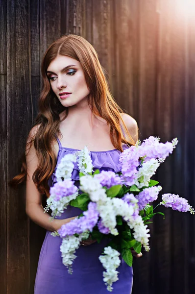 Retrato Una Hermosa Joven Posando Con Lilas — Foto de Stock