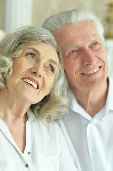 Feliz Pareja Ancianos Posando Casa —  Fotos de Stock