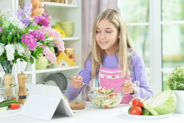 Linda Chica Preparando Ensalada Fresca Mesa Cocina Con Tableta Casa —  Fotos de Stock