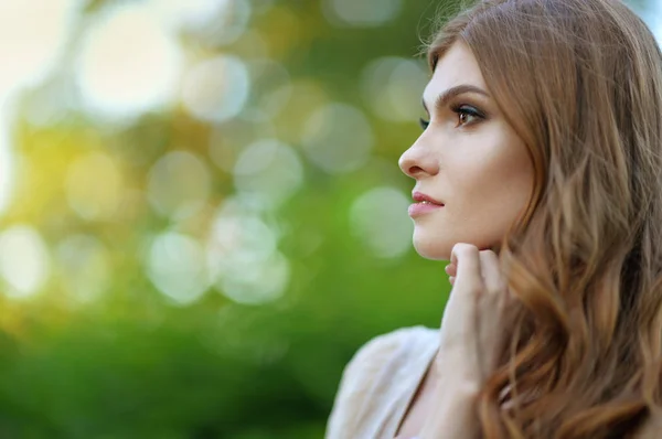 Close Portret Van Mooie Jonge Vrouw Wazig Zomerpark Achtergrond — Stockfoto