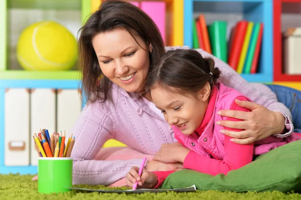 Klein Schattig Meisje Met Moeder Tekening Aan Tafel Thuis — Stockfoto