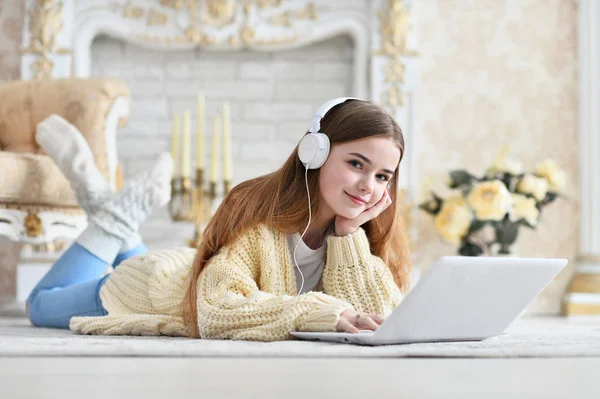 Retrato Hermosa Adolescente Acostada Suelo Uso Computadora Portátil —  Fotos de Stock