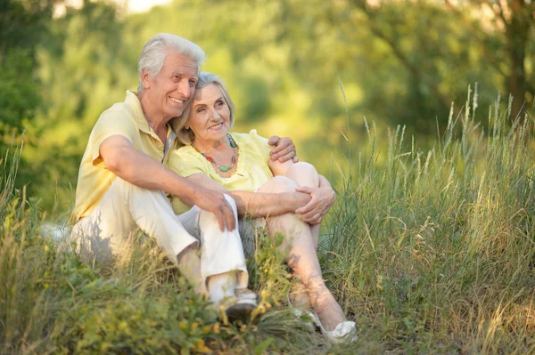 Bella Coppia Anziani Relax Nel Parco — Foto Stock