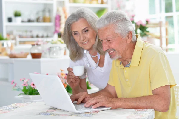 Gelukkige Senior Paar Laptop Thuis Gebruiken — Stockfoto