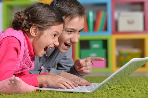 Irmão e irmã jogando jogo de computador — Fotografia de Stock