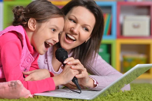 Schattig Klein Meisje Liggend Vloer Zingen Karaoke Met Moeder — Stockfoto
