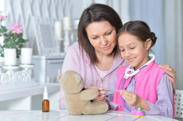 Mãe brincando com a filha — Fotografia de Stock