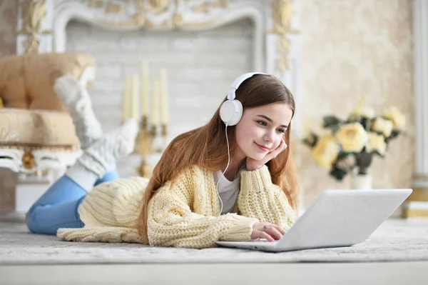 Retrato Bela Menina Adolescente Deitada Chão Usando Laptop — Fotografia de Stock