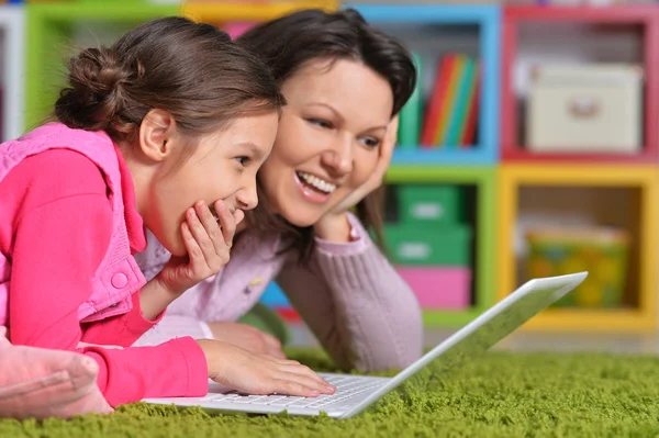 Mãe com filha usando laptop — Fotografia de Stock