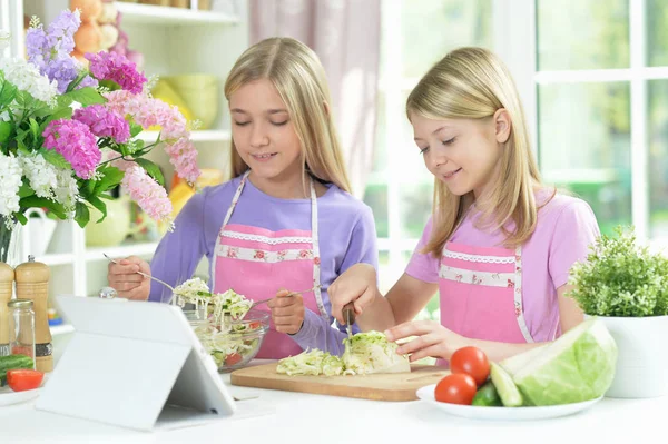 Två Flickor Rosa Förkläden Förbereder Sallad Köksbord Med Tablett — Stockfoto