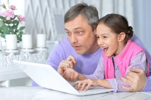 Ibu dengan anak perempuan menggunakan laptop — Stok Foto