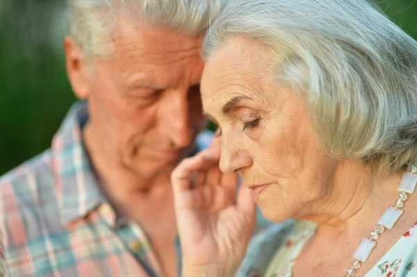 Porträtt Olyckliga Senior Par Parken — Stockfoto