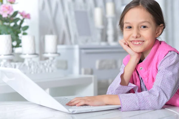 Klein meisje met laptop — Stockfoto