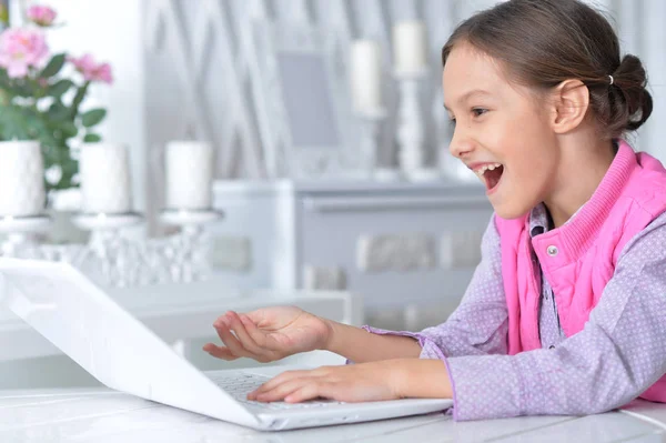 Κοριτσάκι που χρησιμοποιεί φορητό υπολογιστή — Φωτογραφία Αρχείου