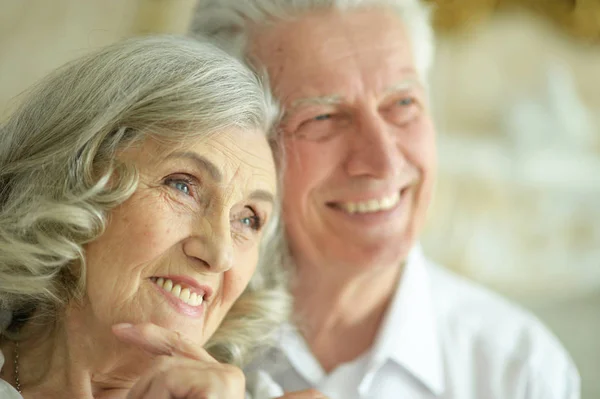 Heureux Couple Aîné Posant Maison — Photo