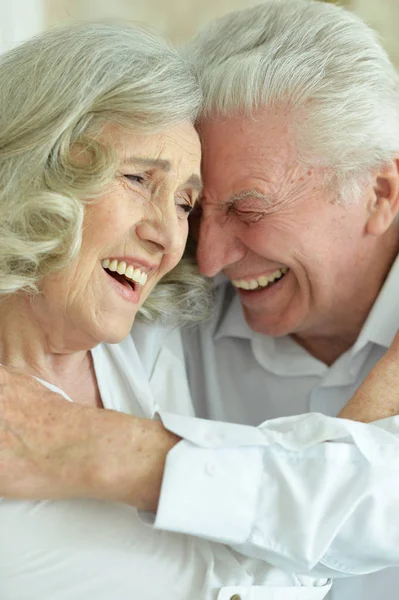 Szczęśliwa Para Starszy Pozowanie Domu — Zdjęcie stockowe