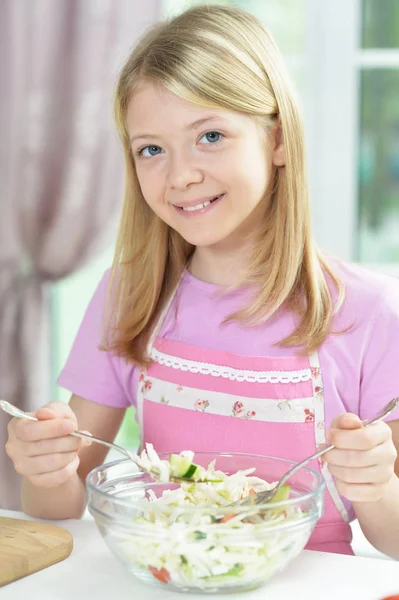 Sevimli Küçük Kız Mutfak Masasının Üzerinde Taze Salata Hazırlık — Stok fotoğraf