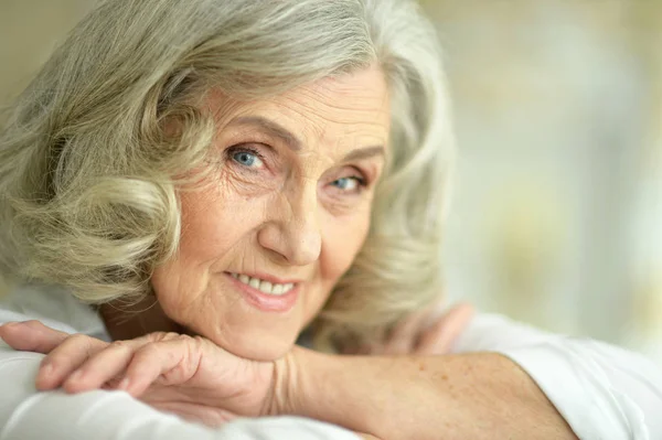 Porträt Einer Glücklichen Seniorin Die Hause Posiert — Stockfoto